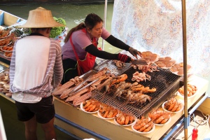 amphawa market food vendors selling seafoods