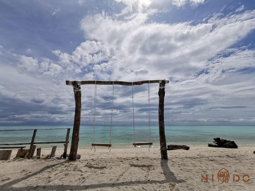 Nido Lodge Mantanani Beach Swing 