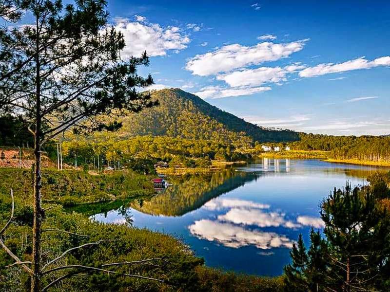 Tuyen Lam Lake