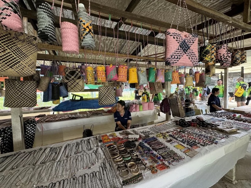 Penan craft market