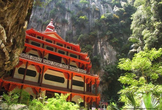 Sam Poh Tong Temple