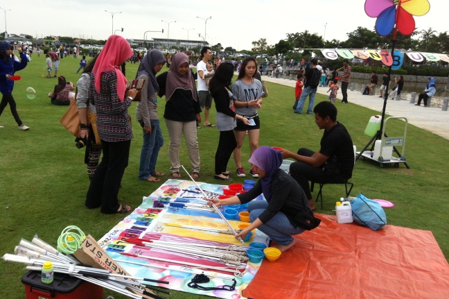 Setia City Mall bubble maker street vendor