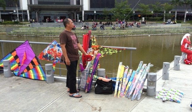 Setia City Mall kite vendor