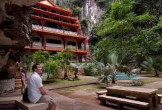 Sam Poh Tong Temple