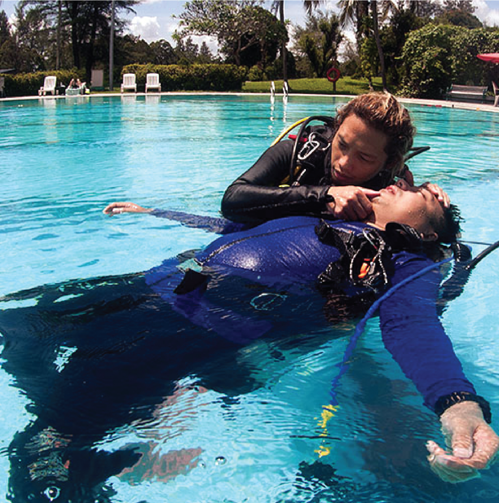 training in the pool diver