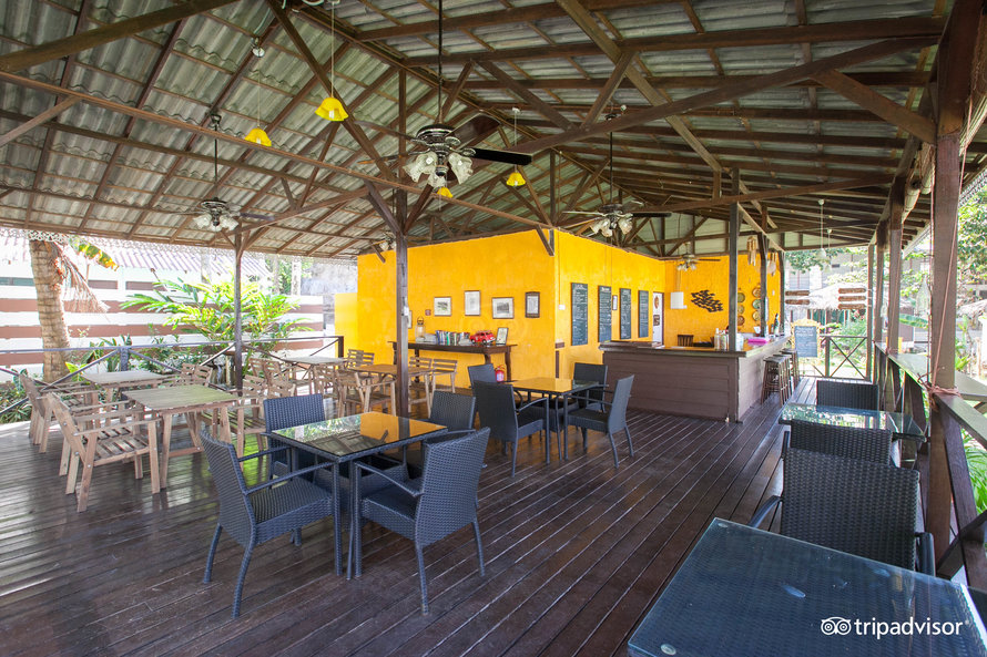 1151 Coconut Grove D'Kelapa Restaurant