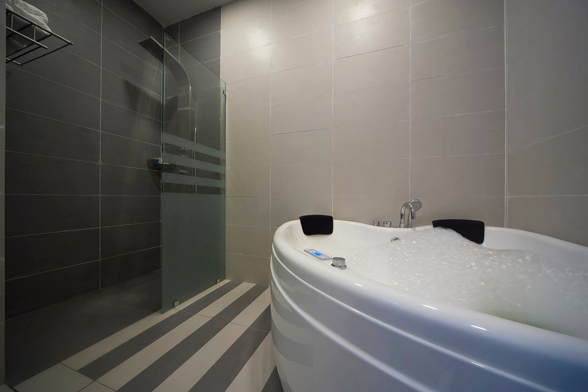 Nova Highlands Hotel Penthouse Jacuzzi Bathtub