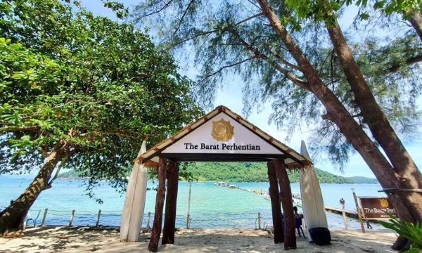 Barat Perhentian entrance to sea