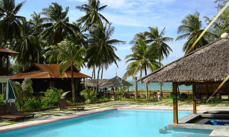 A spectacular sea view is within sight at the private swimming pool of D’Coconut Island Resort.