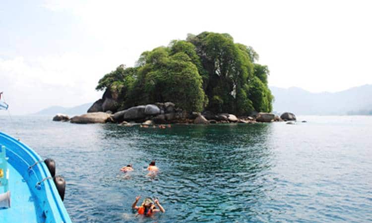 Snorkelling in Renggis Island