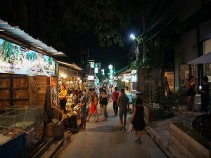 Koh Lipe Bundhaya Resort walking street