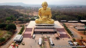 Luang Phor Tuat statue