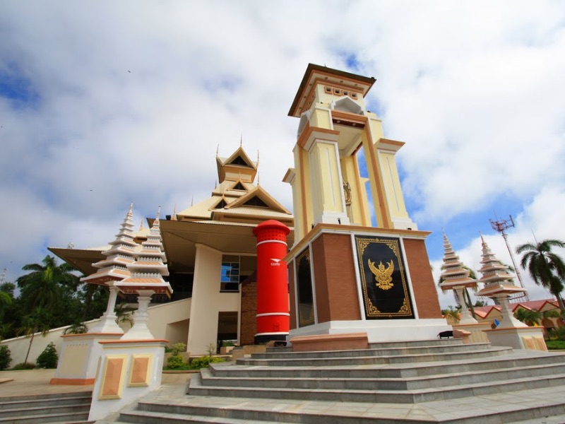 Betong World Largest Mailbox