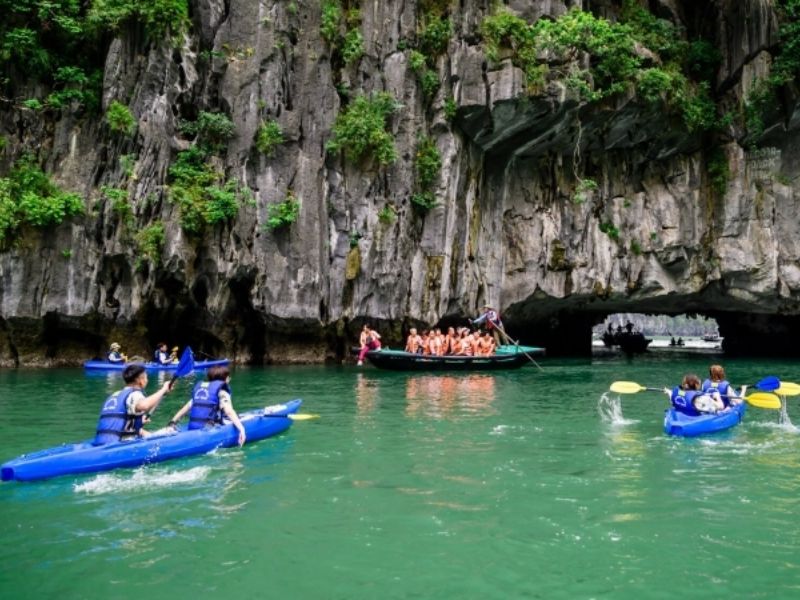 Ha Long Kayaking Experience