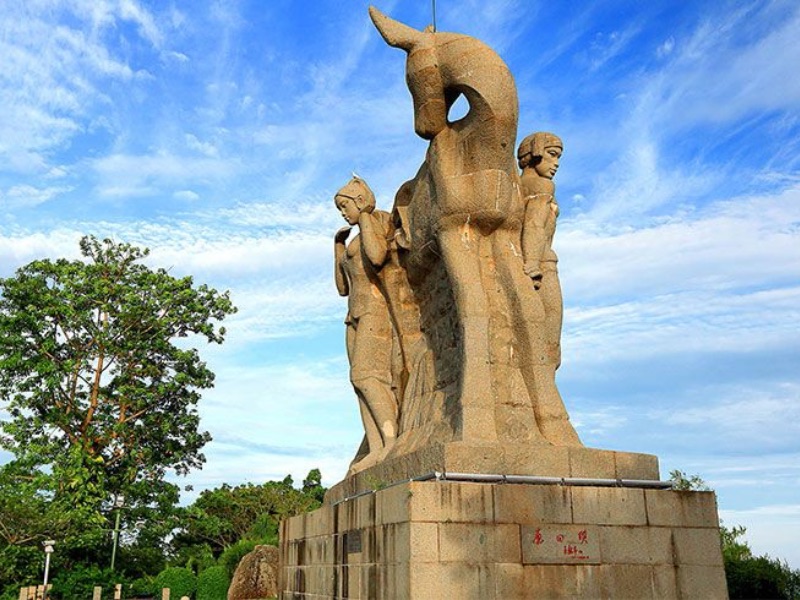 Statue of Luhuitou Peak Park