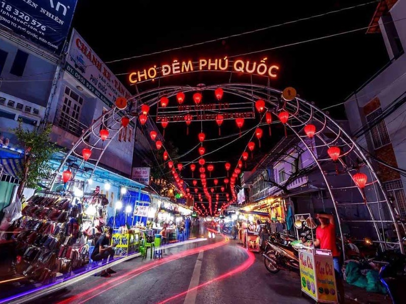 Duong Dong Night Market