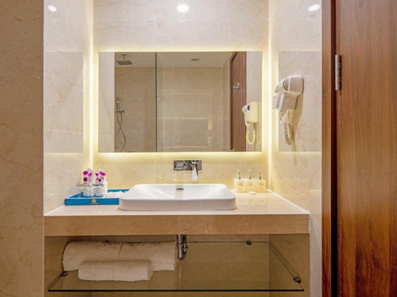Gold Plaza Hotel Bathroom