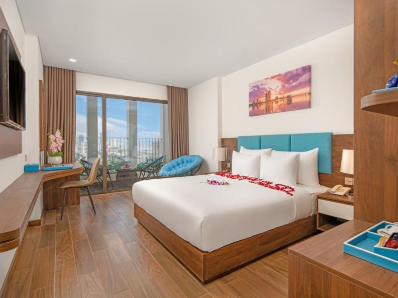 Gold Plaza Hotel Premium suite with balcony