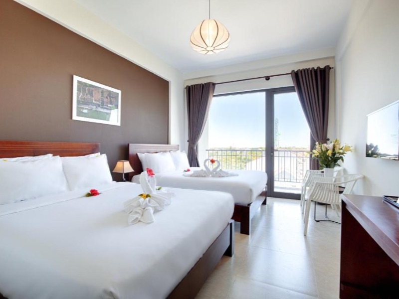 Green Apple Hotel Suite room with balcony