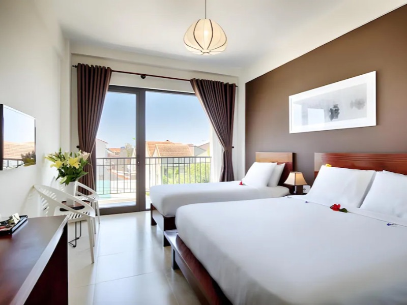 Green Apple Hotel Suite room with balcony