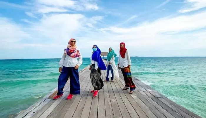 pulau besapulau besar aseania island resort girls on deckar aseania island resort