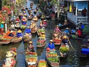Popular Amphawa Floating Market in Bangkok